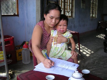 Trao tiền hỗ trợ của bạn đọc cho những người bị bệnh nặng - 1