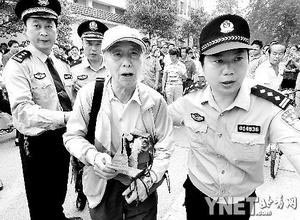 79 tuổi vẫn đi thi đại học - 1