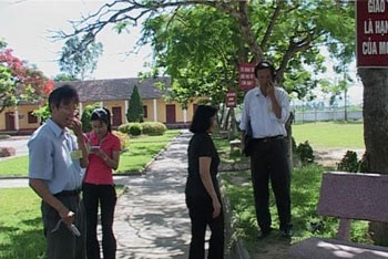 Sâu róm “quấy đảo” giám thị và thí sinh - 1 Sâu róm “quấy đảo” giám thị và thí sinh - 1