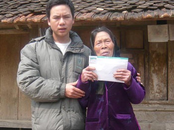 Trao quà cho cho gia đình thương binh Nguyễn Văn Hiến - 1