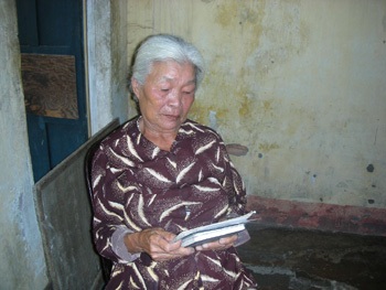 Cụ bà bán vé số nuôi trọ sĩ tử miễn phí - 1 Cụ bà bán vé số nuôi trọ sĩ tử miễn phí - 1