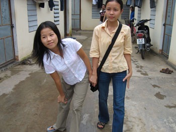 “3 chân” cùng đến trường - 1