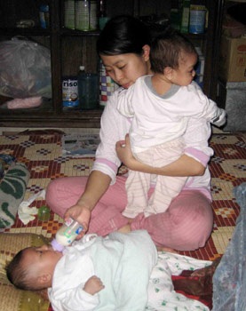 Những đứa trẻ khát dòng sữa mẹ - 1 Những đứa trẻ khát dòng sữa mẹ - 1