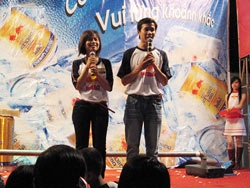Sinh viên tranh thủ “cày” mùa Festival - 1 Sinh viên tranh thủ “cày” mùa Festival - 1
