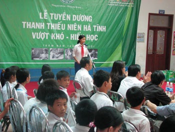 200 học sinh nghèo nhận học bổng "Niềm hy vọng" - 1 200 học sinh nghèo nhận học bổng "Niềm hy vọng" - 1