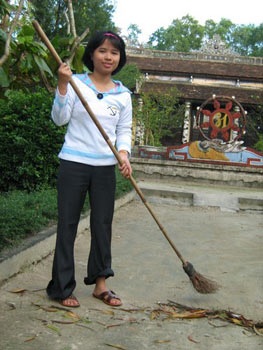 Cô sinh viên mồ côi ham học - 1