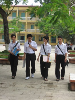 Gặp “anh chàng đình đám” ở trường THPT chuyên Nguyễn Huệ - 2 Gặp “anh chàng đình đám” ở trường THPT chuyên Nguyễn Huệ - 2