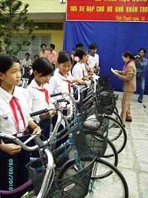 Trao 105 xe đạp cho học sinh nghèo - 1
