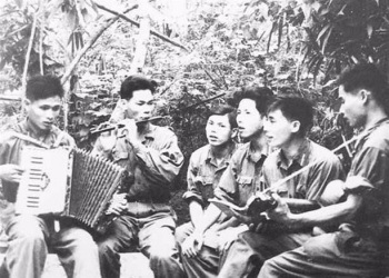 “Có một bài ca không bao giờ quên...” - 2 “Có một bài ca không bao giờ quên...” - 2