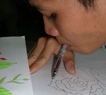 Chàng sinh viên vẽ tranh bằng miệng và hai chân - 1 Chàng sinh viên vẽ tranh bằng miệng và hai chân - 1