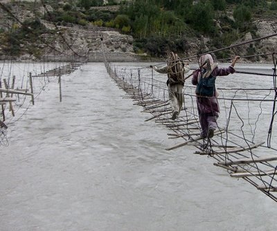 Những cây cầu nguy hiểm nhất thế giới - 6