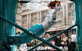 Treo mình trên móc câu  - 1