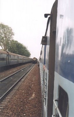 Bé sơ sinh thoát chết sau khi bị đẻ rơi xuống toa lét - 1