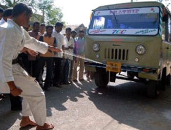 Dùng móng tay kéo xe tải - 1