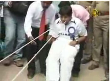 Thiếu nữ kéo xe tải bằng…răng - 2