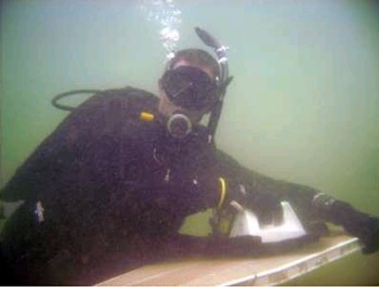 Xem kỷ lục là quần áo... dưới nước - 3