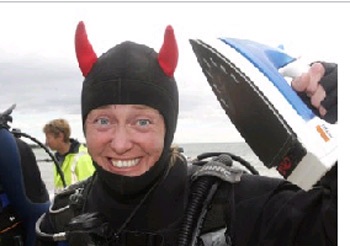 Xem kỷ lục là quần áo... dưới nước - 4