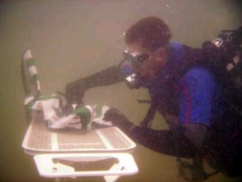 Xem kỷ lục là quần áo... dưới nước - 5