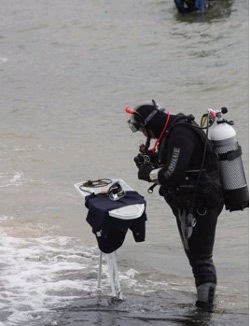 Xem kỷ lục là quần áo... dưới nước - 1