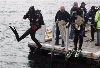 Xem kỷ lục là quần áo... dưới nước - 2