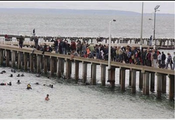 Xem kỷ lục là quần áo... dưới nước - 6