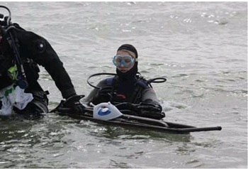 Xem kỷ lục là quần áo... dưới nước - 7