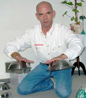 Người đàn ông "nam châm" - 2