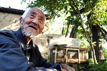 Cụ ông 90 "nghiện"… trèo cây - 1