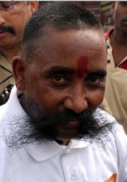 Kéo tàu hỏa bằng... tóc! - 1