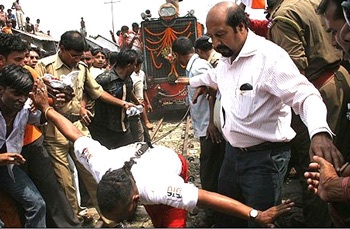 Kéo tàu hỏa bằng... tóc! - 2