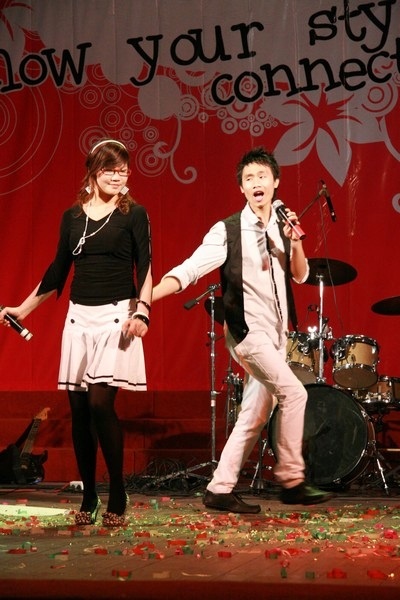 Offline Sàn nhạc - Ca sĩ “ảo” lên sân khấu thật - 1