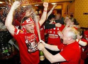 Fan hát mừng Liverpool, tifosi khóc cho Milan - 1