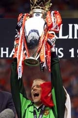 Van der Sar: “Tôi sẽ cố bắt kịp Peter Schmeichel tại MU” - 1 Van der Sar: “Tôi sẽ cố bắt kịp Peter Schmeichel tại MU” - 1