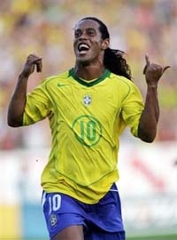 Thắng Paraguay, Brazil bám sát Argentina - 1