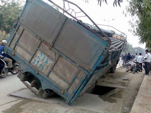 Nổ lốp, xe tải đâm gãy cột điện - 1 Nổ lốp, xe tải đâm gãy cột điện - 1