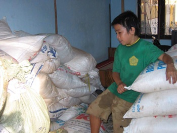 Những đứa trẻ mưu sinh ngày Tết  - 2