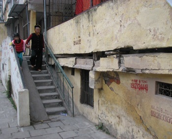 Vừa đón Tết vừa lo... nhà sập  - 1