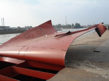 Nổ sà lan, máu nhuộm sông Vàm Cỏ  - 1