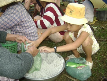 Những đứa trẻ mưu sinh ngày Tết  - 1