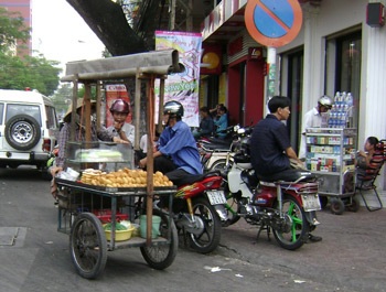 TPHCM: Ba gác, xích lô vẫn nhan nhản giữa ban ngày  - 1