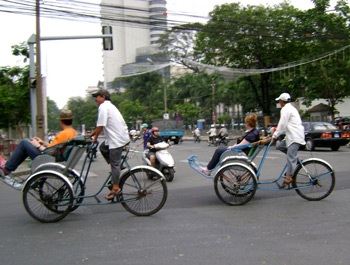 TPHCM: Ba gác, xích lô vẫn nhan nhản giữa ban ngày  - 2