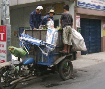 TPHCM: Ba gác, xích lô vẫn nhan nhản giữa ban ngày  - 3