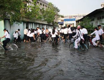 TPHCM lại ngập nặng sau cơn mưa lớn - 3 TPHCM lại ngập nặng sau cơn mưa lớn - 3