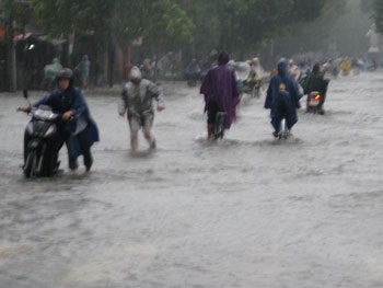 Lũ dữ đang nhấn chìm các tỉnh miền Trung! - 4 Lũ dữ đang nhấn chìm các tỉnh miền Trung! - 4