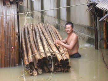 Hàng trăm hộ dân ven sông Cửa Tiền ngập trong biển nước - 6 Hàng trăm hộ dân ven sông Cửa Tiền ngập trong biển nước - 6
