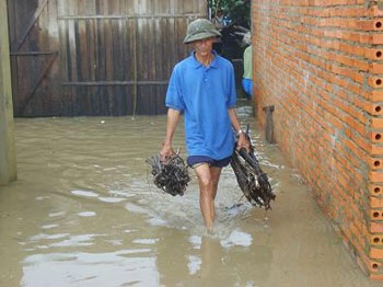 Hàng trăm hộ dân ven sông Cửa Tiền ngập trong biển nước - 7 Hàng trăm hộ dân ven sông Cửa Tiền ngập trong biển nước - 7