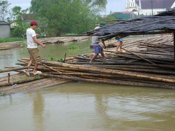 Hàng trăm hộ dân ven sông Cửa Tiền ngập trong biển nước - 5 Hàng trăm hộ dân ven sông Cửa Tiền ngập trong biển nước - 5