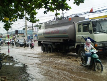 TPHCM: Sau nước ngập là đường hỏng - 4 TPHCM: Sau nước ngập là đường hỏng - 4