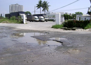 TPHCM: Sau nước ngập là đường hỏng - 5 TPHCM: Sau nước ngập là đường hỏng - 5