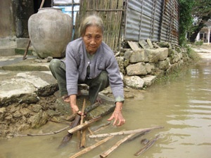 Huế: Toàn dân đi dọn bùn! - 2 Huế: Toàn dân đi dọn bùn! - 2